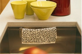magisso kitchen cloth holder :: curved stainless steel model in a square sink magisso kitchen cloth holder :: curved stainless steel model in a square sink