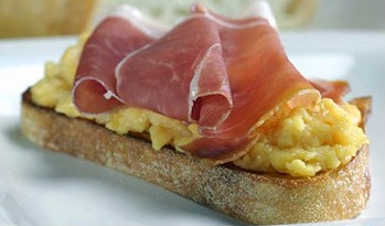 slow scrambled eggs top with prosciutto