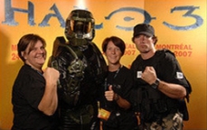 Halo 3 launch : Nathalie and Johanne surrounding Master Chief