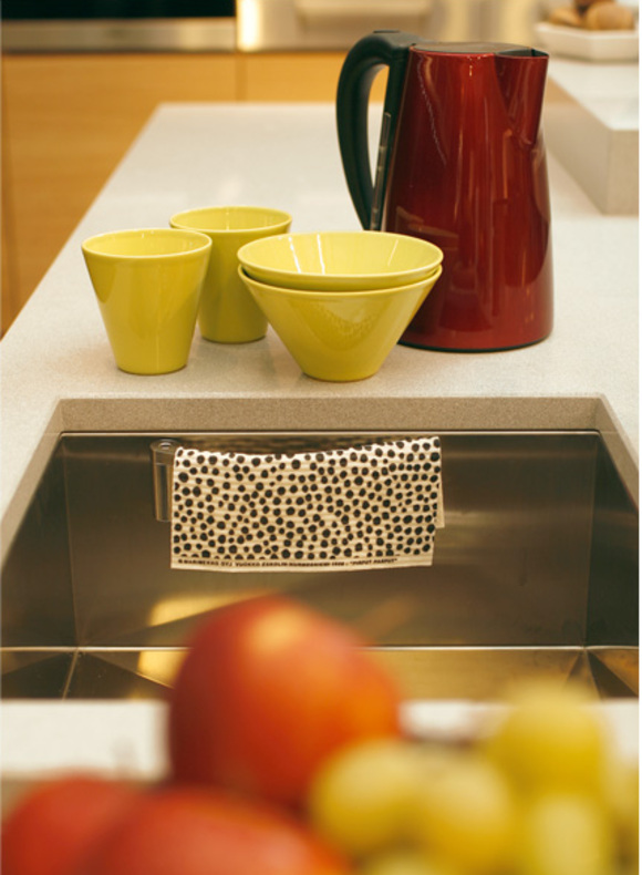 magisso kitchen cloth holder :: curved stainless steel model in a square sink