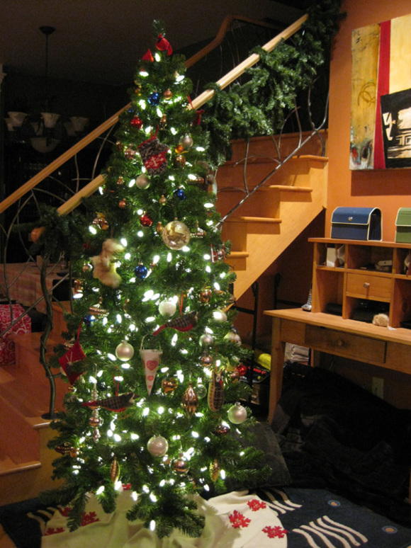 tips on how to design a christmas holiday tree theme