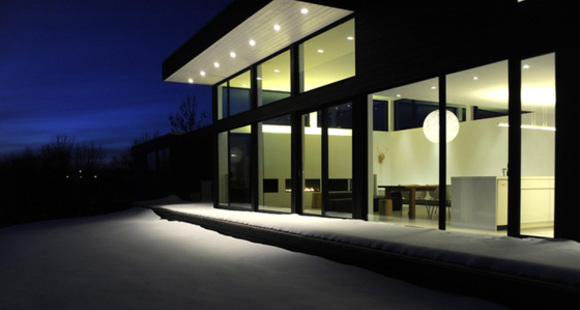 maison noire by architect Pierre Thibault