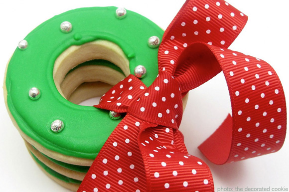 christmas wreath cookie by the decorated cookie blog