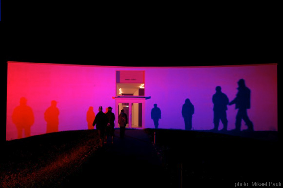 orsta gallery :: exterior walls at night with red and blue lights